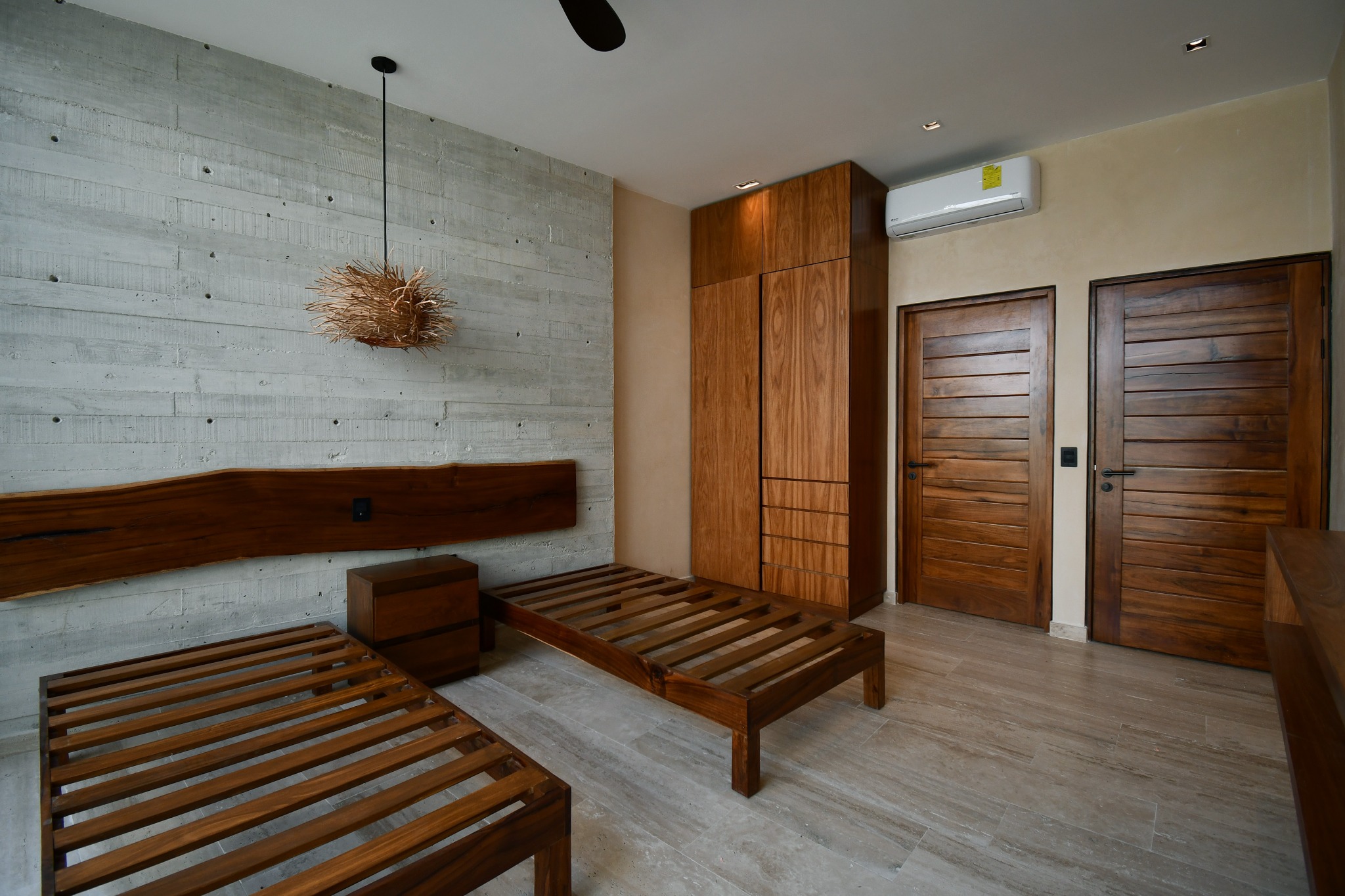 Recámara de Zakktal con mobiliario de madera y materiales naturales.