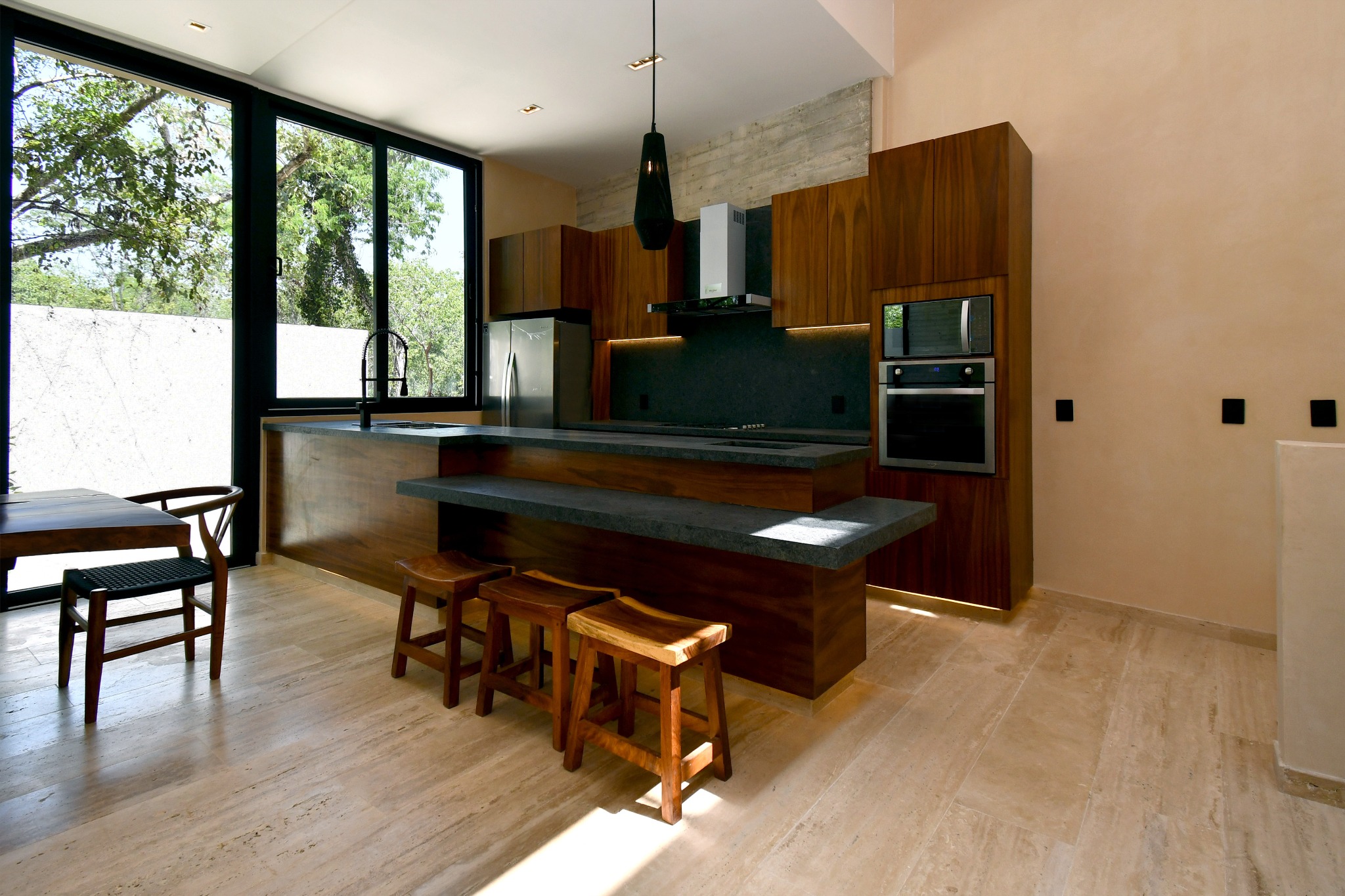 Cocina y comedor de madera en una villa Zakktal.